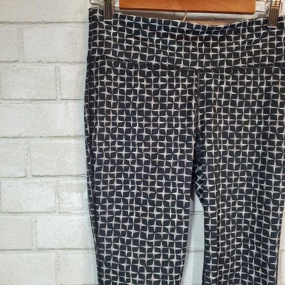 Under Armour black and white leggings - Picture 6 of 13